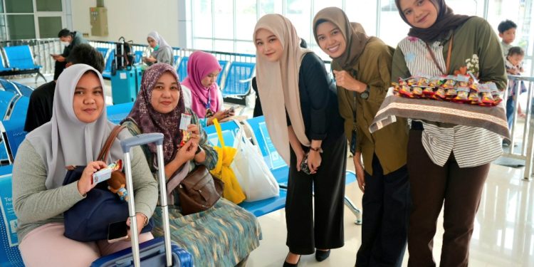 Semarak Hari Jadi Kota Padang ke-357, KAI Divre II Sumbar Sapa Pelanggan dengan Berbagi Apresiasi