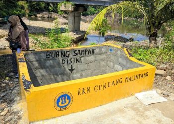 Aksi Mahasiswa KKN UNP Menyelamatkan Keindahan Tepian Sungai Batu Balah Limapuluh Kota dengan Membuat Bak Sampah
