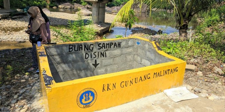 Aksi Mahasiswa KKN UNP Menyelamatkan Keindahan Tepian Sungai Batu Balah Limapuluh Kota dengan Membuat Bak Sampah
