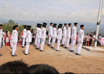 Semarak HUT RI ke-81, Kembali Bendera Raksasa Berkibar di Puncak Gunuang Kasumbo