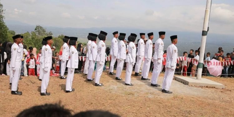 Semarak HUT RI ke-81, Kembali Bendera Raksasa Berkibar di Puncak Gunuang Kasumbo