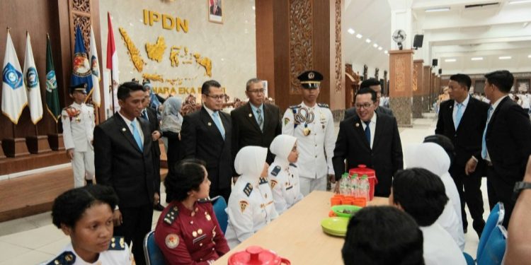 Bupati Tanah Datar Eka Putra Makan Malam Bersama 2.327 Praja IPDN di Jatinangor