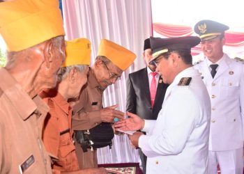 Usai Upacara Hari Kemerdekaan, Bupati JKA Serahkan Tali Asih Kepada Pejuang Veteran Padang Pariaman