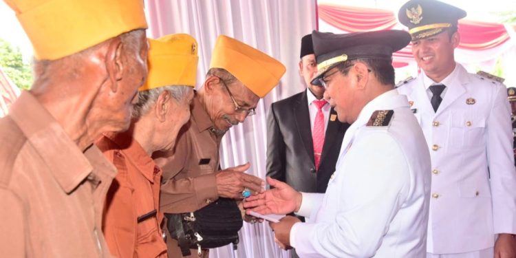 Usai Upacara Hari Kemerdekaan, Bupati JKA Serahkan Tali Asih Kepada Pejuang Veteran Padang Pariaman