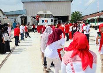 Ngeri! Bukan Tarik Tambang, Ini Tarik Lokomotif! KAI Divre II Sumbar Adu Kompak Gerakkan 42 Ton