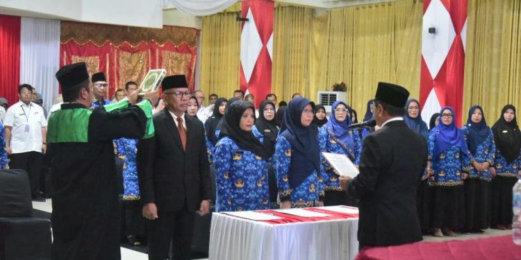 Lantik Pejabat Pimpinan Tinggi Pratama, Fungsional dan Kepala Sekolah, Bupati JKA: Buktikan Kinerja dan Hadirkan Perubahan Nyata