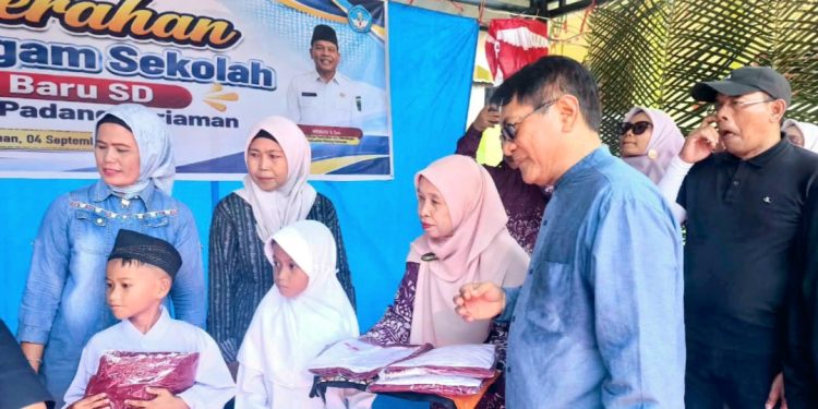 Ringankan Beban Orang Tua, Pemkab Padang Pariaman Bagikan Seragam Gratis Kepada Murid Baru SD dan SMP