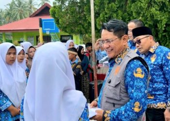 Rampungkan Penyaluran Seragam Sekolah Gratis, Bupati JKA Serahkan untuk Murid Baru di SMPN 1 Sungai Geringging