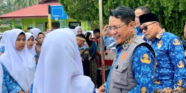 Rampungkan Penyaluran Seragam Sekolah Gratis, Bupati JKA Serahkan untuk Murid Baru di SMPN 1 Sungai Geringging