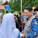 Rampungkan Penyaluran Seragam Sekolah Gratis, Bupati JKA Serahkan untuk Murid Baru di SMPN 1 Sungai Geringging