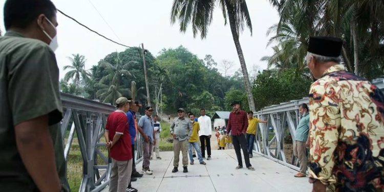 Bupati Tanah Datar Eka Putra Tinjau Progres Pembangunan Jembatan Bailey Tanjung Anau