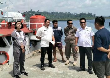 Pemkab Kepulauan Mentawai Pantau Kedatangan Kapal Pengangkut BBM di Tuapejat