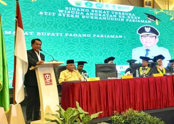 Hadiri Wisuda STIT Syekh Burhanuddin Pariaman, Bupati JKA: Jangan Berhenti Belajar, Persaingan di Era Digital Butuh Individu Berkualitas