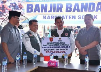 Bupati Agam Benni Warlis Serahkan Bantuan untuk Korban Bencana Banjir Bandang di Kabupaten Solok