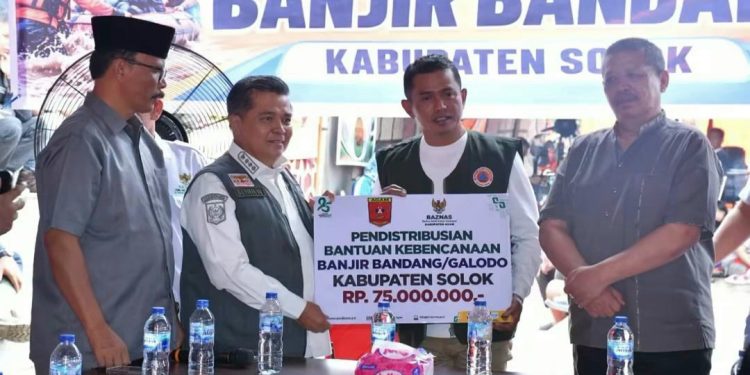 Bupati Agam Benni Warlis Serahkan Bantuan untuk Korban Bencana Banjir Bandang di Kabupaten Solok