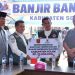 Bupati Agam Benni Warlis Serahkan Bantuan untuk Korban Bencana Banjir Bandang di Kabupaten Solok