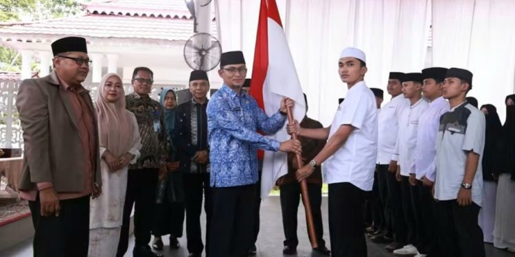 51 Santri Tanah Datar Dilepas ke Timur Tengah, Bawa Pesan Pergi Mengejar Mimpi dan Kembali Mengabdi