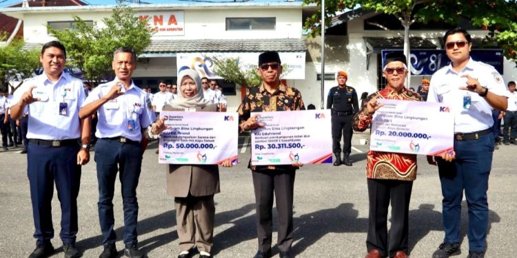 Semakin Melayani di Usia ke-81, KAI Divre II Sumbar Salurkan Bantuan TJSL Rp100 Juta