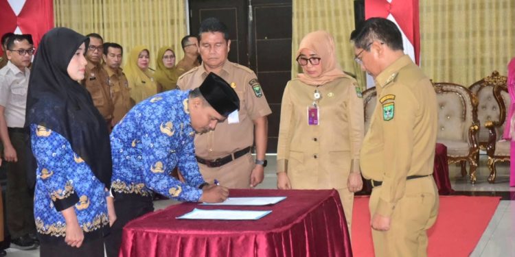 Lantik Pejabat Administrator dan Pengawas, Bupati JKA Tekankan Kerja Ikhlas dan Tingkatkan Pelayanan