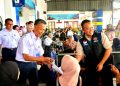 Semarak Hari Jadi ke-81 Provinsi Sumbar, KAI Divre II Sumbar bersama Dishub Sumbar Sapa dan Apresiasi Pelanggan di Stasiun Padang