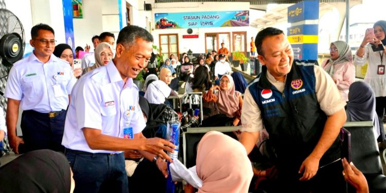 Semarak Hari Jadi ke-81 Provinsi Sumbar, KAI Divre II Sumbar bersama Dishub Sumbar Sapa dan Apresiasi Pelanggan di Stasiun Padang