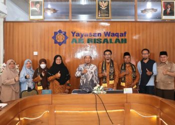 Ketua Yayasan Waqaf Ar Risalah (YWAR) Lepas 4 Guru dan Karyawan Penerima Reward Umrah Pergi ke Tanah Suci