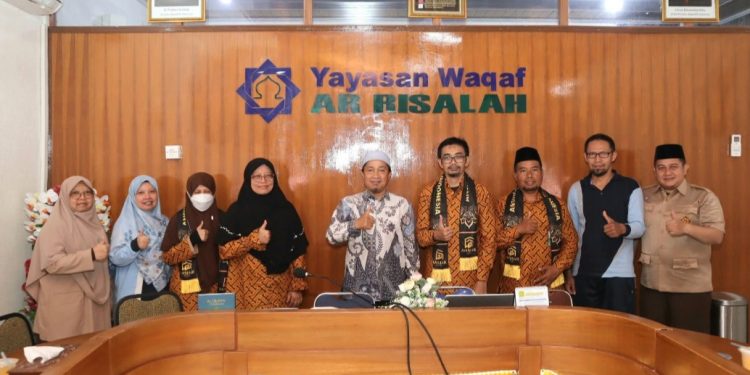 Ketua Yayasan Waqaf Ar Risalah (YWAR) Lepas 4 Guru dan Karyawan Penerima Reward Umrah Pergi ke Tanah Suci